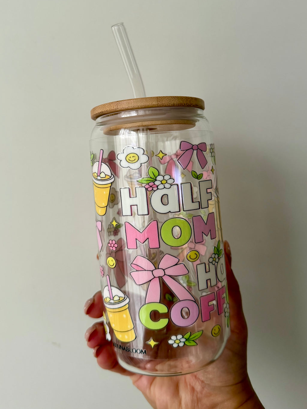Half Mom Half Coffee - Glasskopp med bambuslokk og glassugerør