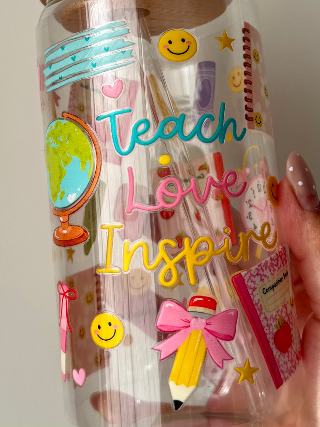 Teach Love Inspire Tumbler – Glasskopp med bambuslokk og glassugerør