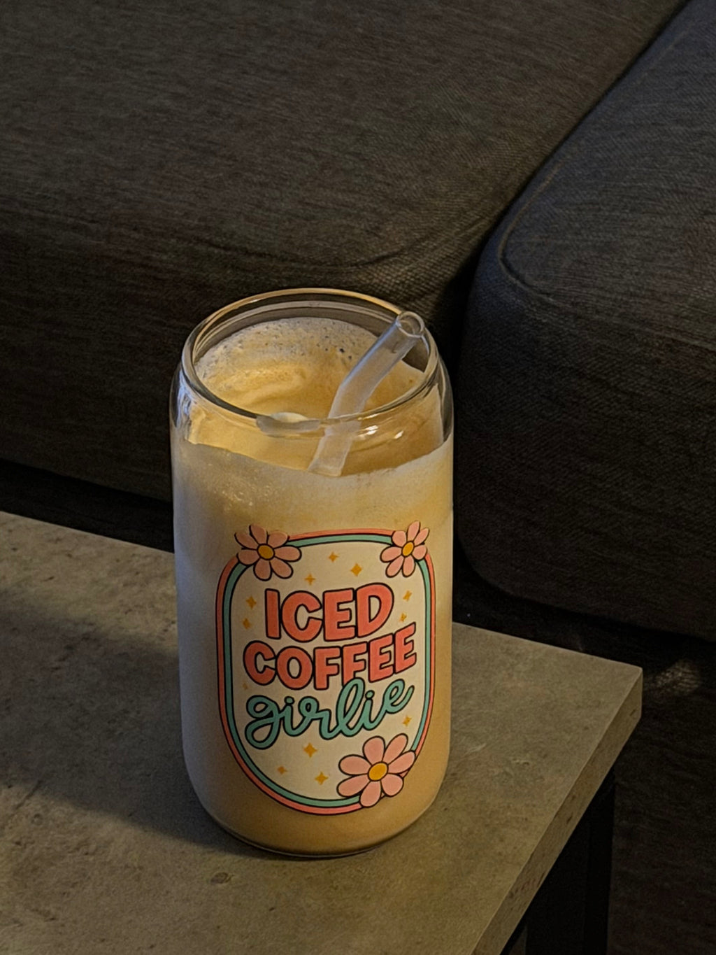 Iced Coffee Girlie Tumbler – Glasskopp med bambuslokk og glassugerør