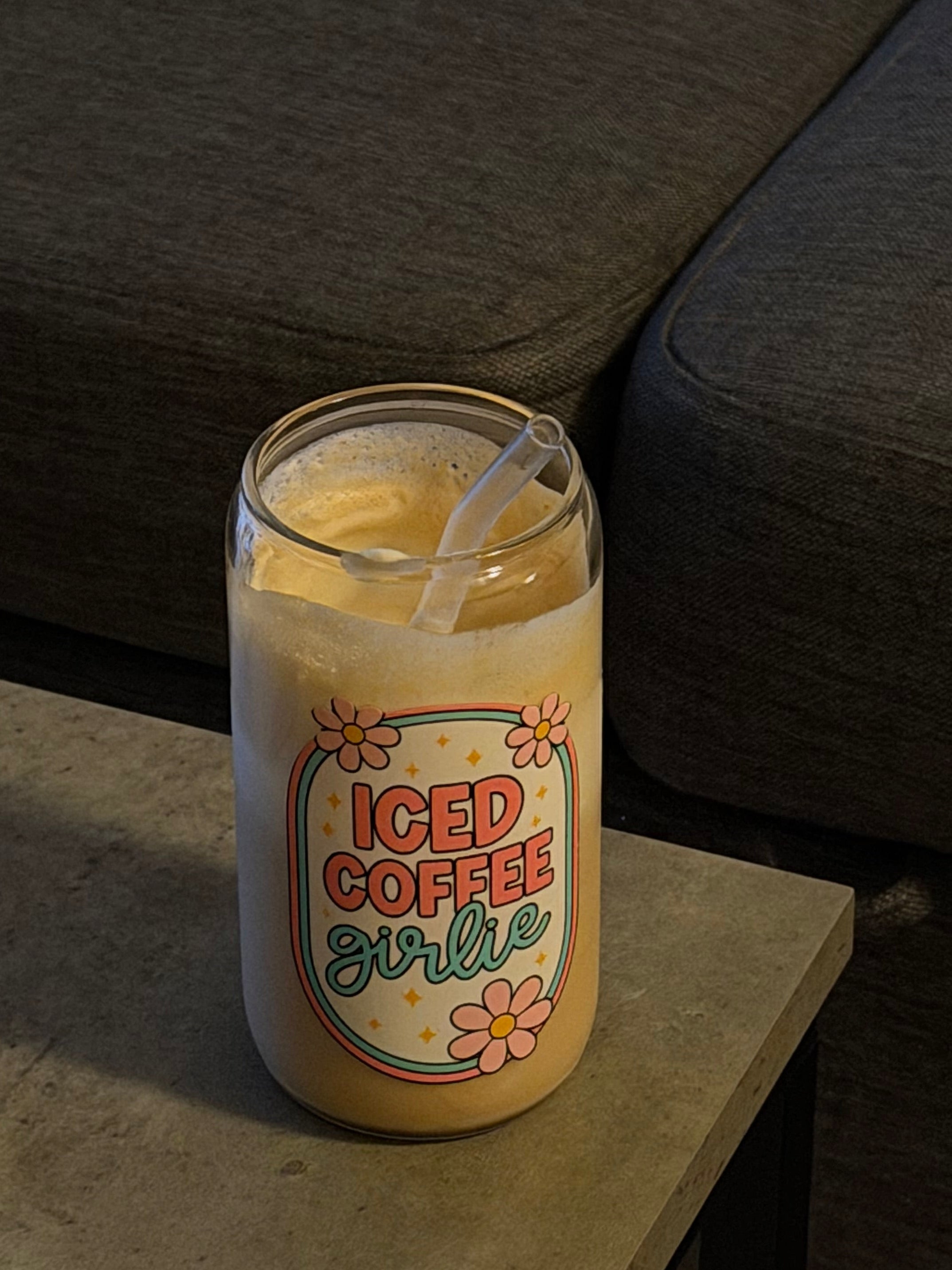 Iced Coffee Girlie Tumbler – Glasskopp med bambuslokk og glassugerør