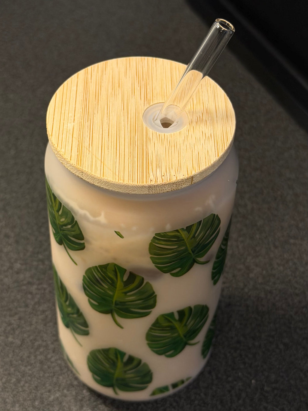 Monstera - Tumbler – frostet kopp med bambuslokk og glassugerør