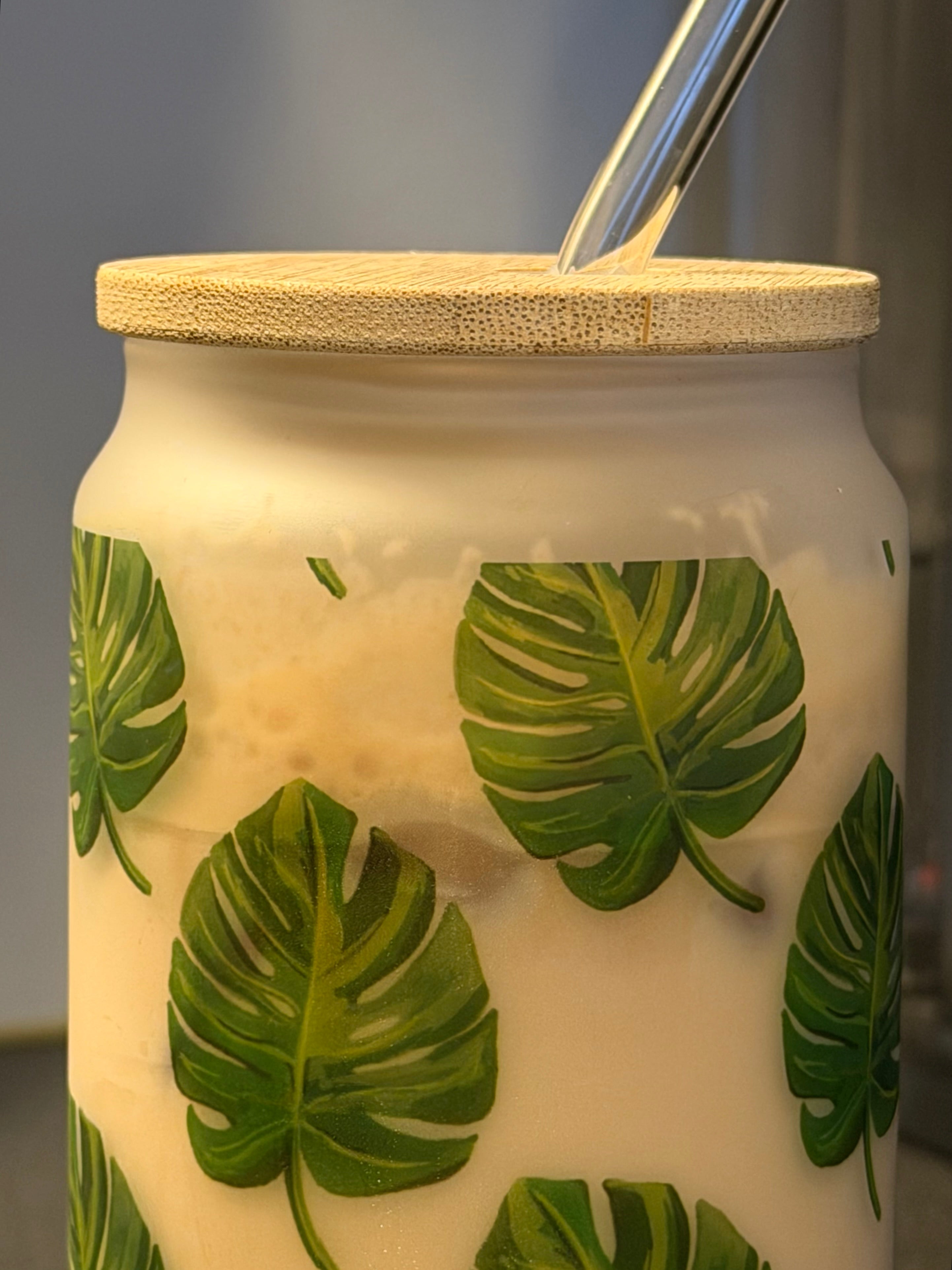 Monstera - Tumbler – frostet kopp med bambuslokk og glassugerør