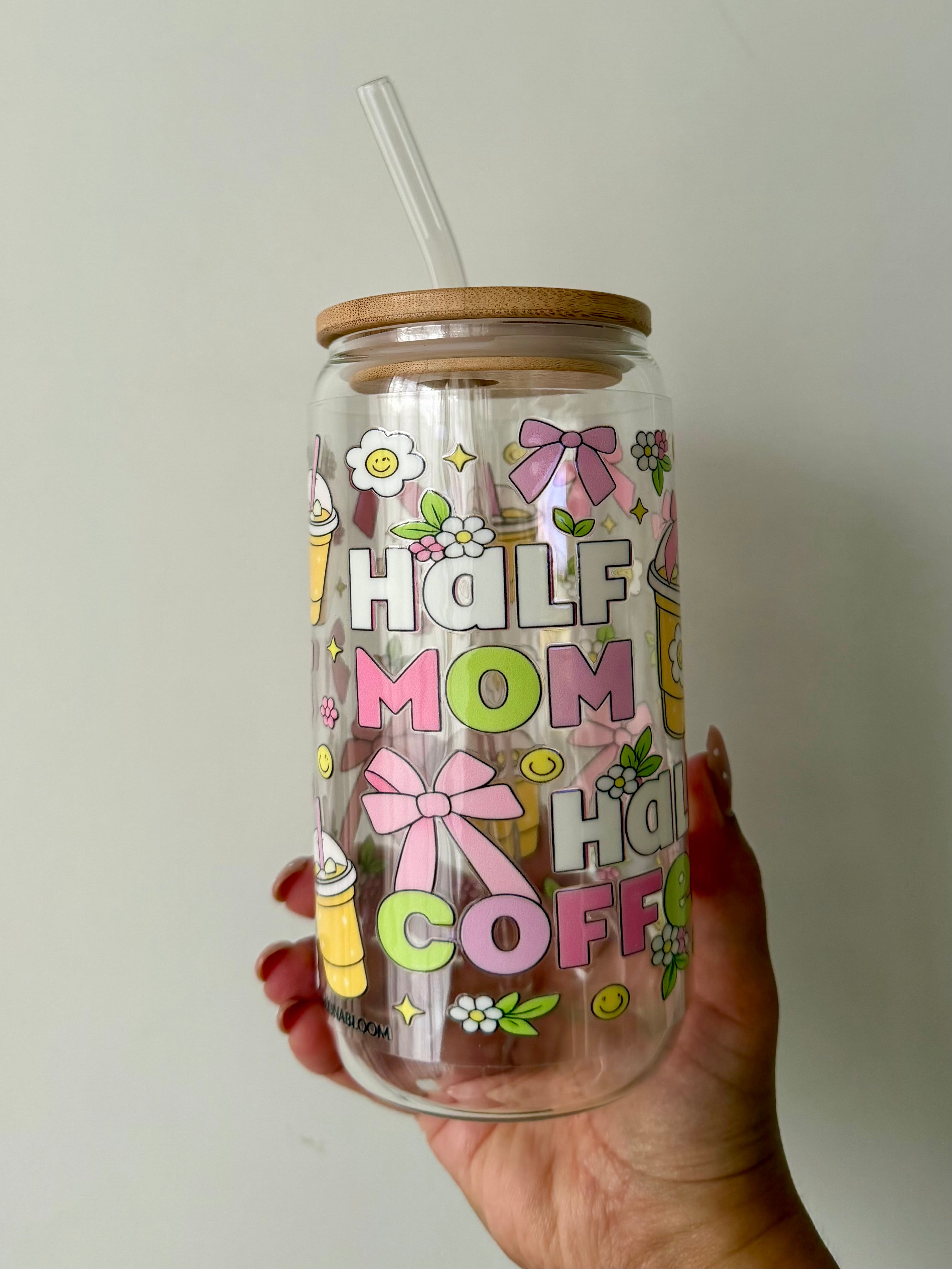 Half Mom Half Coffee - Glasskopp med bambuslokk og glassugerør