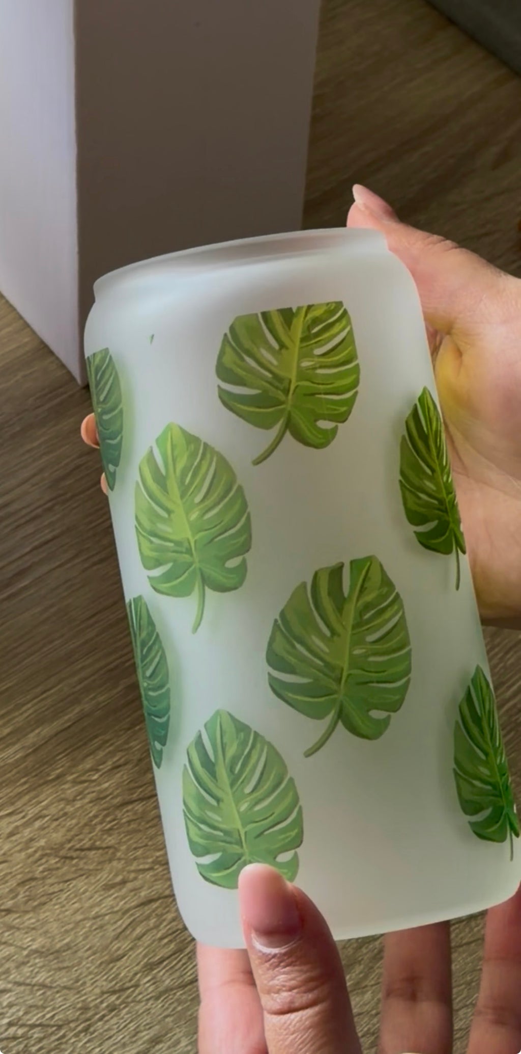 Monstera - Tumbler – frostet kopp med bambuslokk og glassugerør
