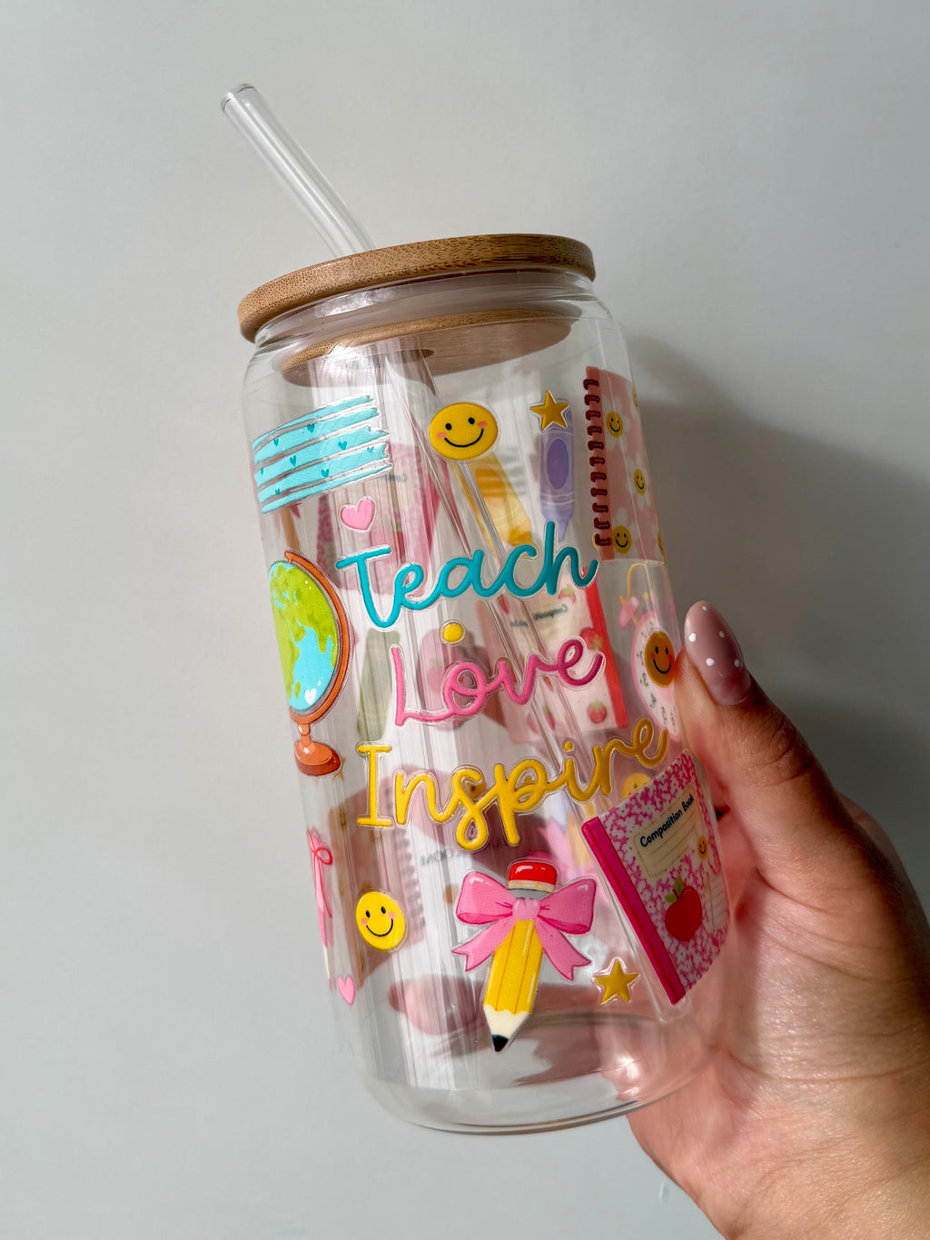 Teach Love Inspire Tumbler – Glasskopp med bambuslokk og glassugerør