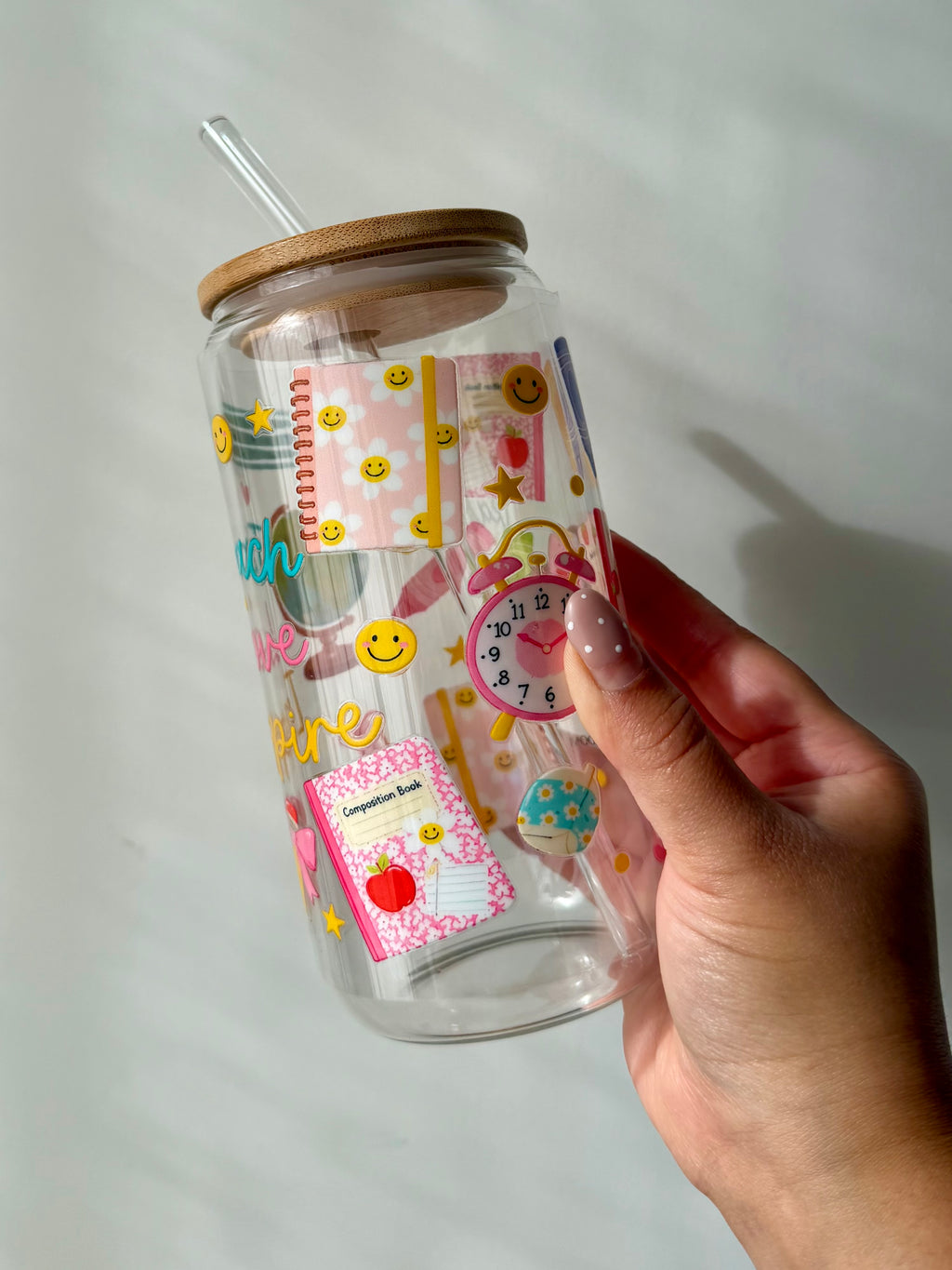 Teach Love Inspire Tumbler – Glasskopp med bambuslokk og glassugerør