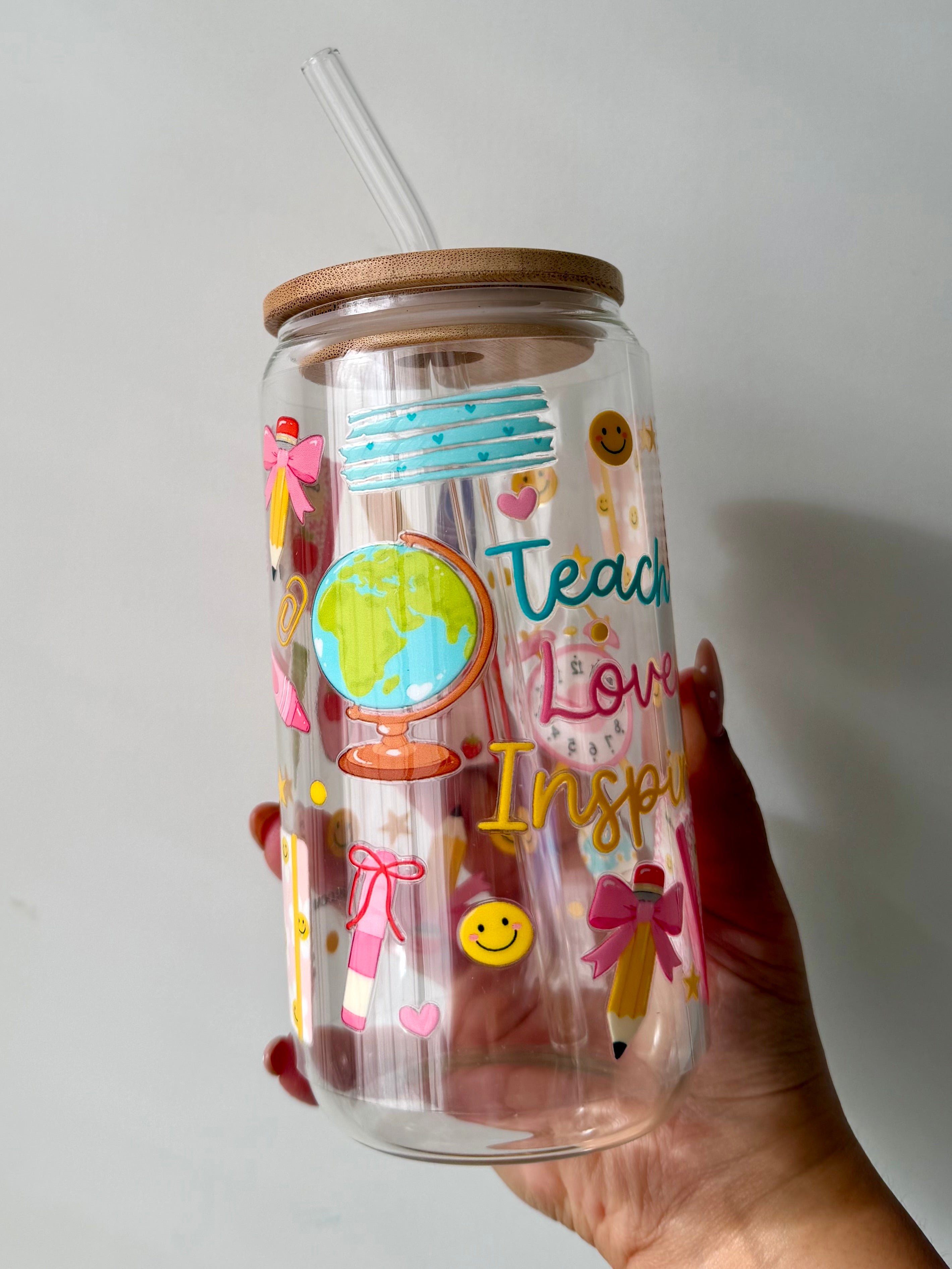 Teach Love Inspire Tumbler – Glasskopp med bambuslokk og glassugerør