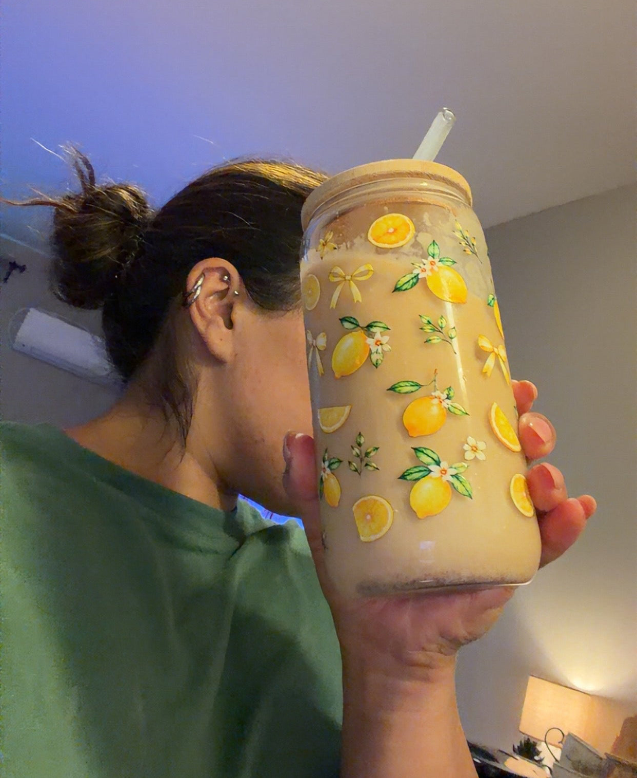 Wild Lemon Tumbler – Glasskopp med bambuslokk og glassugerør